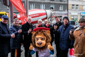 Toast gorącą czekoladą wznieśli m.in.: przewodnicząca gdyńskiej Rady Miasta Joanna Zielińska, wiceprzewodniczący Rady Miasta Gdyni Andrzej Bień, senator Sławomir Rybicki czy radny miasta Zenon Roda // fot. Karol Stańczak