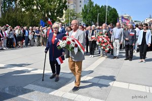 Henryka Krzywonos-Strychalska składa kwiaty przed pomnikiem Polski Morskiej 