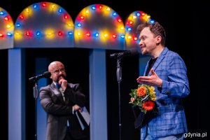 Przy mikrofonie aktor Piotr Rogalski 