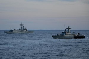 Transport pod parasolem - działania Okrętowej Grupy Zadaniowej // fot. kmdr ppor. Radosław Pioch