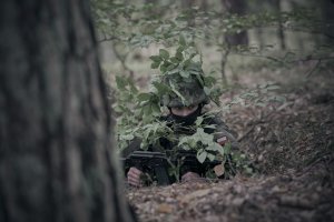 Żołnierz w kamuflażu z karabinem w ręku // fot. Marynarka Wojenna RP /  3. Flotylla Okrętów
