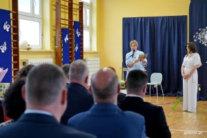 Radna miasta Teresa Bysewska przemawiająca podczas uroczystości z okazji 90-lecia SP nr 11 