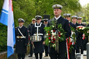 Marynarze z wieńcami oraz trębacz i werblista podczas uroczystości z okazji 81. rocznicy wybuchu powstania w getcie warszawskim