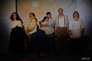Zdjęcie z pr&oacute;by spektaklu &bdquo;Miasto moje '26&rdquo; Teatru Biuro Rzeczy Osobistych. Aktorzy w scenie zbiorowej 