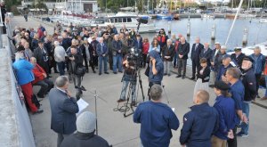 Uroczystość odsłonięcia tablicy Zbigniewa „Bacy” Żochowskiego w gdyńskiej Alei Żeglarstwa Polskiego, fot. Tadeusz Lademann