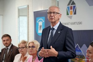 Starosta kartuski Bogdan Łapa przemawiający podczas podpisania umowy ws. finansowania i budowy łącznicy Obwodnicy Metropolii Tr&oacute;jmiejskiej 