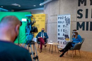 Prowadząca konferencję Martyna Obarska oraz wiceprezydent Gdyni ds. rozwoju Marek Łucyk // fot. Jacek Klejment 