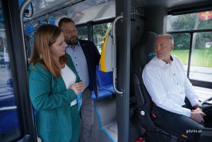 Na zdjęciu: prezydent Gdyni Aleksandra Kosiorek, dyrektor sprzedaży Arthur Bus Maciej Sylwanowicz oraz kierowca autobusu (fot. Magdalena Starnawska)