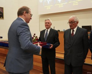 Mężczyźni w garniturach