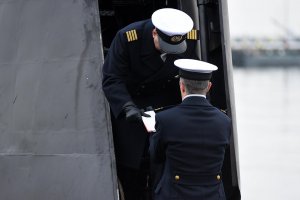 Uroczystość ostatniego opuszczenia bandery na ORP Kondor / fot. Michał Puszczewicz