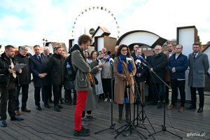 Parlamentarzyści i samorządowcy z Pomorza podczas briefingu na temat ustawy metropolitalnej