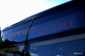 Pracownicy PKM dostarczyli przyłbice dla personelu Domu Pomocy Społecznej na Pustkach Cisowskich, fot. Kamil Złoch