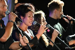Aktorzy Teatru Muzycznego w Gdyni śpiewają na scenie Muszli koncertowej utwory Jacka Kaczmarskiego, fot. Michał Puszczewicz