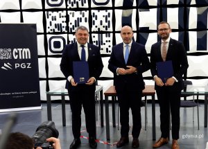 umowę inwestycyjną podpisali: Marcin Wiśniewski &ndash; prezes zarządu Ośrodka Badawczo-Rozwojowego Centrum Techniki Morskiej S.A.,&nbsp;Adam Leszkiewicz &ndash; Prezes Zarządu Polskiej Grupy Zbrojeniowej (PGZ) oraz&nbsp;Jan Grabowski &ndash; Wiceprezes Polskiej Grupy Zbrojeniowej S.A. (PGZ).