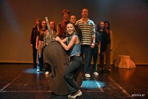 Zdjęcie z próby medialnej spektaklu „Wanożnicë” w Teatrze Muzycznym. Scena zbiorowa