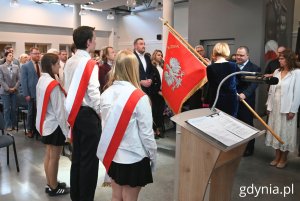Uroczyste przekazanie sztandaru (fot. Magdalena Starnawska)
