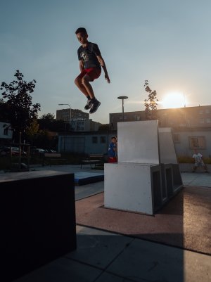 Trening parkour na osiedlu ZOH // fot. Dawid Linkowski