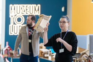Organizatorzy demonstrują karmnik
