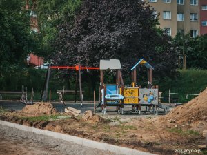 Trwa modernizacja skweru przy ul. Cylkowskiego, trwające roboty, sprzęty zabawowe na placu
