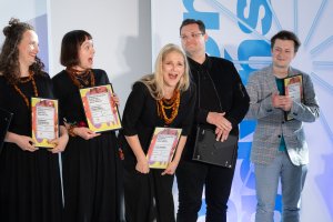 Na zdj. m.in.: Akademia Głosów Tradycji i nominowany Jan Rutka
