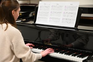 Uczennica gra na fortepianie
