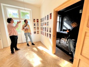 Dziennikarze Bild razem z Radkiem Radziejewskim na prezentacji wystawy &bdquo;Od drzwi do drzwi: historyczna stolarka Gdyni&rdquo;