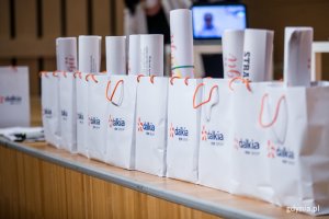 Torebki firmy Dalkia z nagrodami i dyplomami dla laureatów konkursu Strażnicy energii (fot. Karol Stańczak)