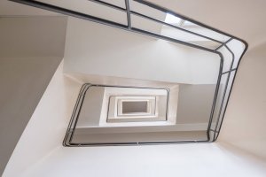 Klatka schodowa w budynku modernistycznym
