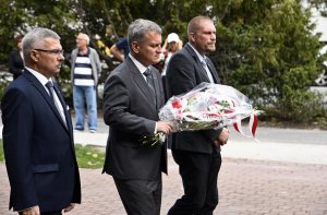 Uroczystości pod pomnikiem Ofiar Grudnia '70 przy Urzędzie Miasta Gdyni // fot. Kamil Złoch