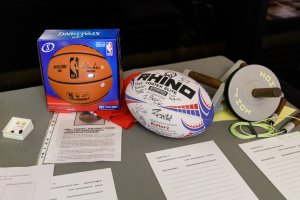 Fanty na licytację: piłki z autografami sportowców i przyrząd do ćwiczeń