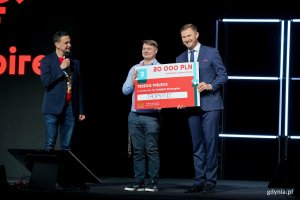Piotr Grzelak &ndash; zastępca prezydent Gdańska ds. zr&oacute;wnoważonego rozwoju i gospodarki i Grzegorz Borowski &ndash; wsp&oacute;łzałożyciel i prezes zarządu Infoshare z przedstawicielem Tachyotec, laureatem trzeciego miejsca w konkursie dla polskich start-up&oacute;w 