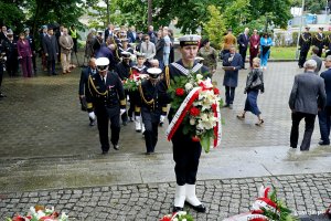 Delegacja Marynarki Wojennej RP składająca kwiaty podczas uroczystości  z okazji 87. rocznicy wybuchu II wojny światowej na Cmentarzu Wojennym w Redłowie