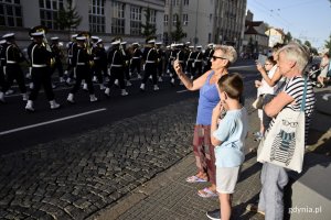 Na ulicach Gdyni odbył się capstrzyk poprzedzający Święto Marynarki Wojennej // fot. Paweł Kukla