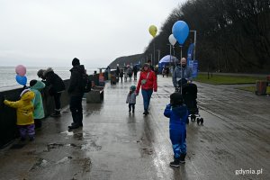 Gdynianie uczestniczący w Karnawałowej Rodzinnej Grze Miejskiej. W rękach mają kolorowe balony // fot. Magdalena Czernek