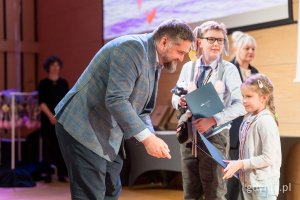 Tadeusz Szemiot, przewodniczący Rady Miasta Gdyni wręcza nagrodę jednej z laureatek