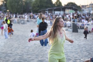 Kobieta tańczy na plaży.