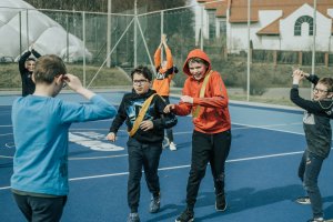 Chłopcy trenują na boisku SP47 w Gdyni