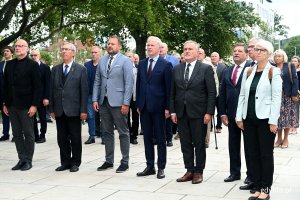 W uroczystościach przed pomnikiem Ofiar Grudnia 1970 roku na placu Wolnej Polski wzięli udział (od prawej): Joanna Zielińska - przewodnicząca Rady Miasta Gdyni, Krzysztof Dośla, przewodniczący zarządu regionu gdańskiego NSZZ „Solidarność”, poseł Janusz Śniadek, Wojciech Szczurek - prezydent Gdyni, senator Sławomir Rybicki, wiceprezydent Gdyni Marek Łucyk, radny Zenon Roda oraz wiceprezydent Gdyni Michał Guć // fot. Magdalena Czernek