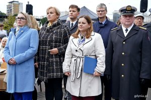 Od prawej: kmdr Wojciech Krysiak – komendant Portu Wojennego w Gdyni, wiceprezydent Gdyni Rafał Geremek, prezydent Aleksandra Kosiorek, Adam Labuhn - dyrektor biura poselskiego Rafała Siemaszki oraz radne Gdyni Teresa Bysewska i Agnieszka Tokarska podczas uroczystości upamiętniających 86. rocznicę pierwszych wysiedleń gdynian