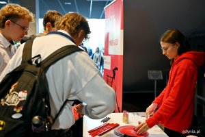 Stoisko Mevo w przestrzeni Pomorskiego Parku Naukowo-Technologicznego podczas finału kampanii &bdquo;Jak szkoła to dwa koła&rdquo;