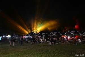 Rozświetlony park Kolibki podczas Globaltiki 