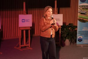 Wiceprezydentka Gdyni Oktawia Gorzeńska z mikrofonem