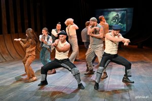 Zdjęcie z pr&oacute;by medialnej spektaklu &bdquo;Moby Dick&rdquo; w Teatrze Muzycznym w Gdyni. Scena zbiorowa