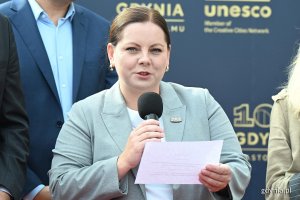Prezydent Gdyni Aleksandra Kosiorek odczytuje preambułę listu intencyjnego 