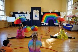 Uczennice ZSS 17 podczas występu tanecznego na uroczystości z okazji Światowego Dnia Świadomości Autyzmu 
