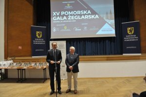 Od lewej: Mieczysław Struk - marszałek województwa pomorskiego i Bogusław Witkowski - prezes Pomorskiego Związku Żeglarskiego podczas XV Pomorskiej Gali Żeglarskiej