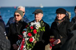 Uroczystość przed pomnikiem „Zaginionych na morzu”, znajdującym się na bulwarze Nadmorskim // fot. Karol Stańczak