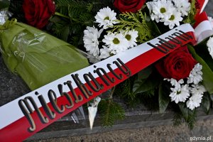 Kwiaty złożone pod pomnikiem Eugeniusza Kwiatkowskiego // fot. Paweł Kukla