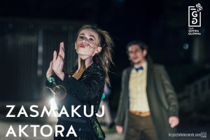 Grafika promująca wydarzenie Jubileusz 10-lecia Teatru Gdynia Główna. "Zasmakuj aktora". Na pierwszym planie aktorka podczas odtwarzania roli. W tle aktor w płaszczu i białej koszuli. W prawym górnym rogu logo Teatru Gdynia Główna.