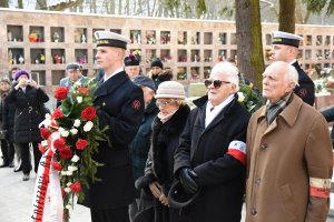 Kombatanci ze Światowego Związku Żołnierzy Armii Krajowej składają wieniec pod tablicą poświęconą pamięci Stefana Wendorffa, fot. Michał Kowalski